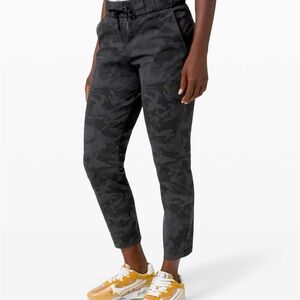 Lululemon On the Fly Luxtreme Black Camo 7/8 Pants